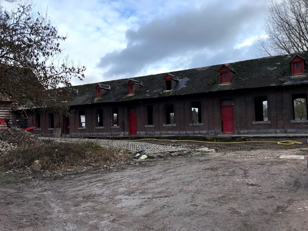 Ensemble de bâtiments avant la rénovation de la toiture