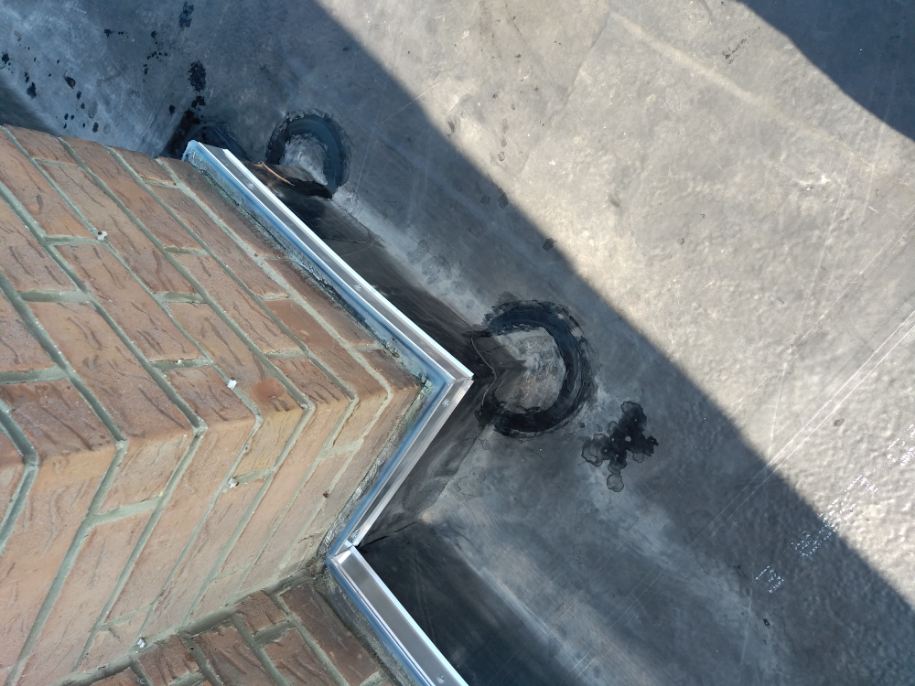 Traitement d’un relevé et d’un point singulier sur la toiture EPDM
