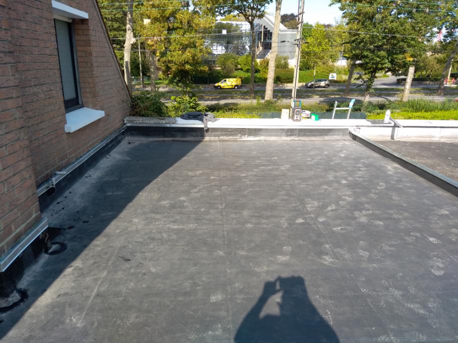 Vue d’ensemble de la toiture plate après pose de la membrane EPDM